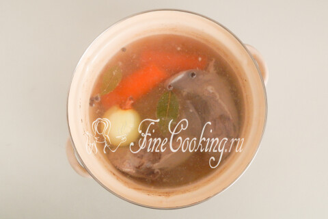 Салат с языком, фасолью и огурцом. Шаг 3