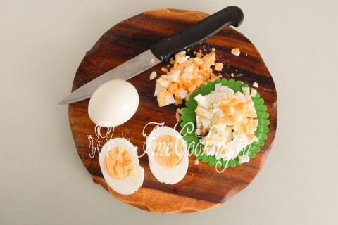 Салат с языком, фасолью и огурцом. Шаг 6