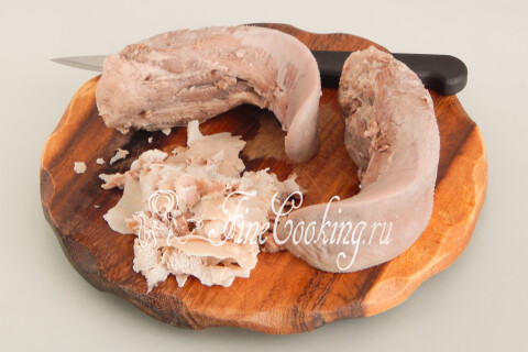 Салат с языком, фасолью и огурцом. Шаг 8