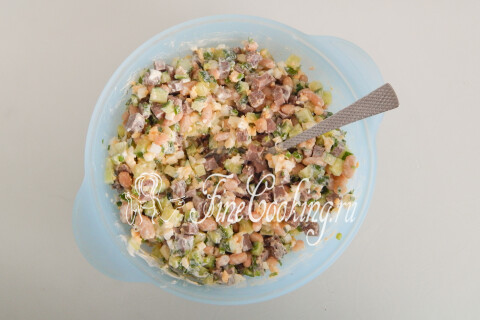 Салат с языком, фасолью и огурцом. Шаг 12