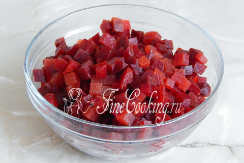 Салат со свеклой, сыром и селедкой. Шаг 6