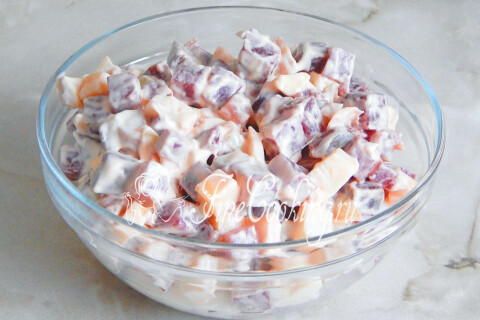 Салат со свеклой, сыром и селедкой. Шаг 8