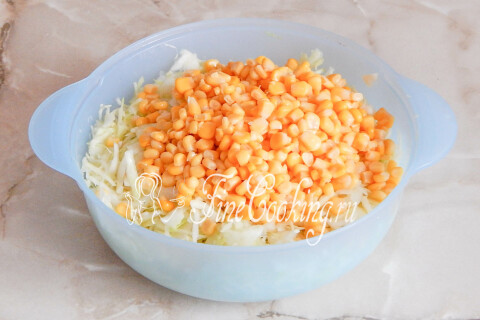 Салат со свежей капустой и кукурузой. Шаг 3