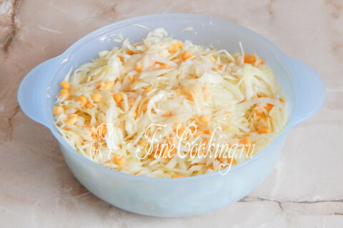Салат со свежей капустой и кукурузой. Шаг 4