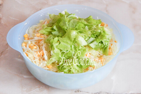 Салат со свежей капустой и кукурузой. Шаг 5