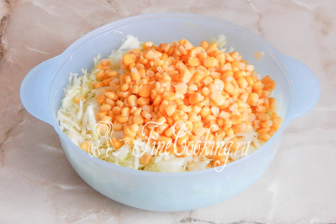 Салат со свежей капустой и кукурузой. Шаг 3