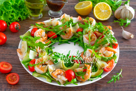 Готовое блюдо: Самый вкусный салат с креветками, рукколой, помидорами черри и авокадо
