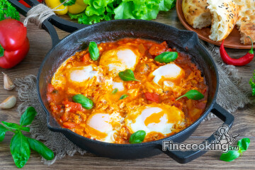 Шакшука с яйцами и помидорами на сковороде