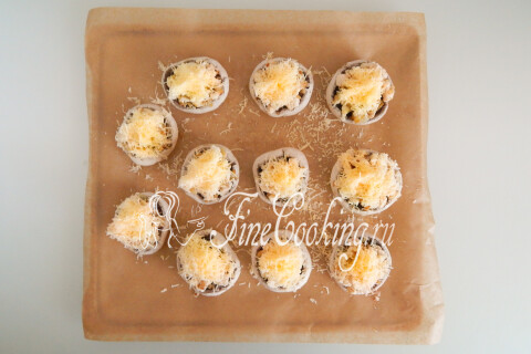 Шампиньоны, фаршированные курицей и сыром, в духовке. Шаг 11