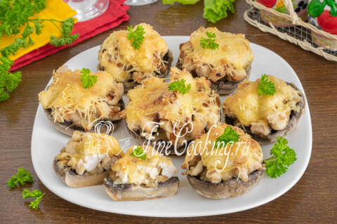 Готовое блюдо: Шампиньоны, фаршированные курицей и сыром, в духовке