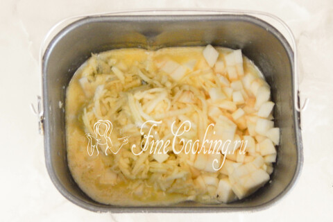 Шарлотка с яблоками в хлебопечке. Шаг 5