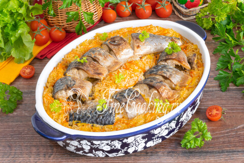 Готовое блюдо: Скумбрия с рисом и овощами в духовке