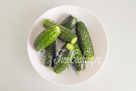 Мытые огурцы с обрезанными концами.