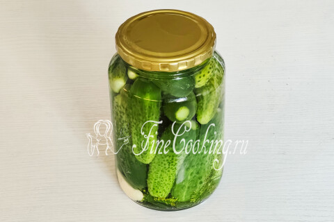 Герметично укупоренная банка с маринованными огурцами.