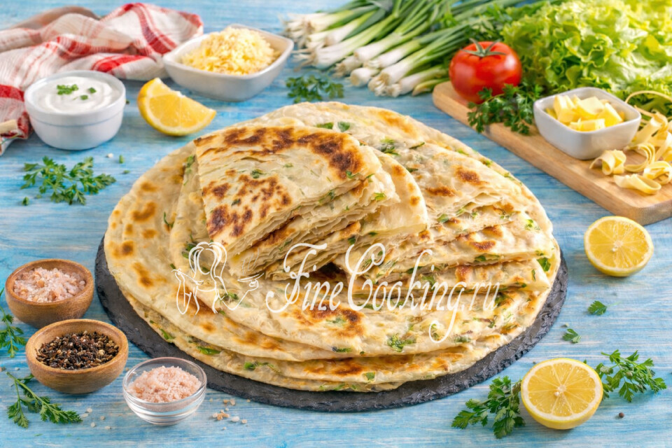 Слоеные лепешки с зеленым луком на сковороде (постные) — готовое блюдо
