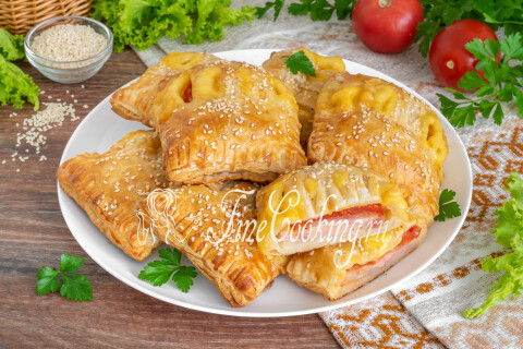 Готовое блюдо: Слойки с ветчиной, сыром и помидорами