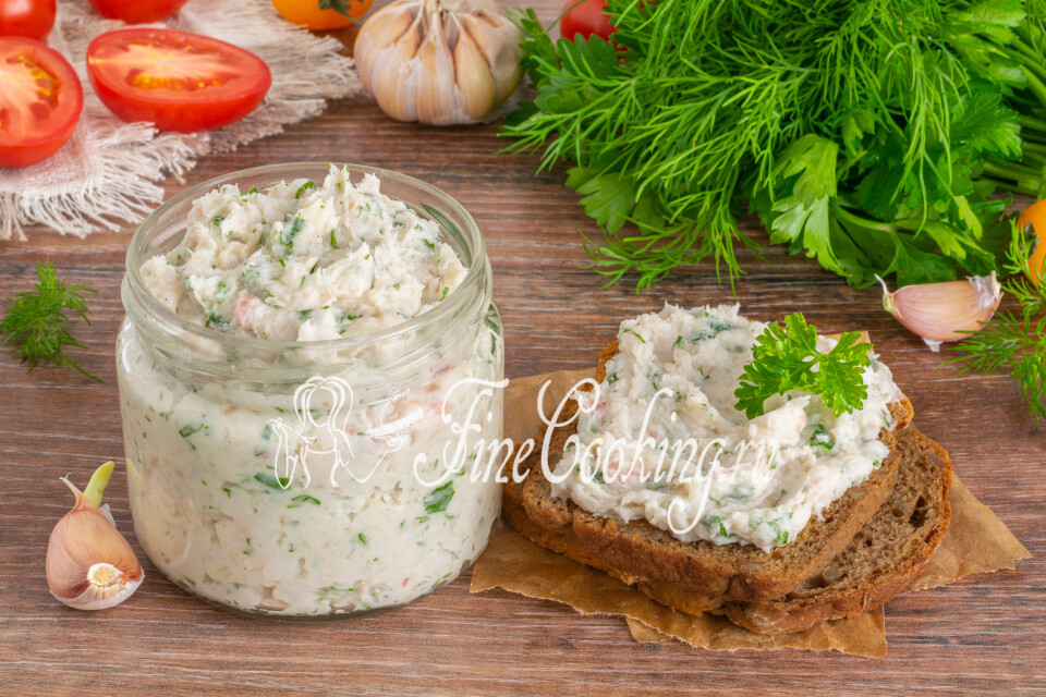 Соленое сало (шпик) с чесноком и зеленью — готовое блюдо