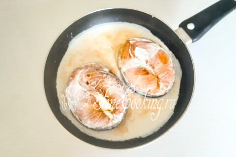 Стейки форели в сливках на сковороде. Шаг 9
