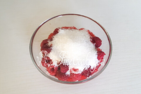 Суфле из сметаны с малиной и желатином. Шаг 4