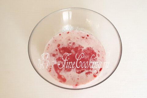 Суфле из сметаны с малиной и желатином. Шаг 8