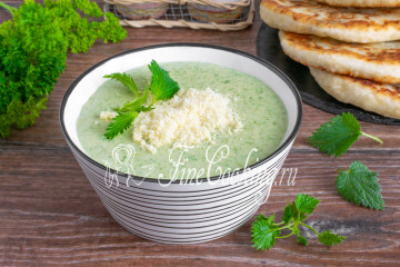 Суп-пюре с крапивой и плавленым сыром