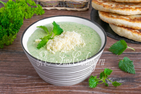 Суп-пюре с крапивой и плавлеными сырками — нежный, сливочный и по-весеннему свежий суп из простых продуктов