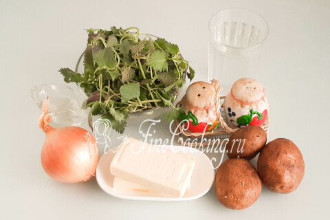 Суп-пюре с крапивой и плавленым сыром. Шаг 1