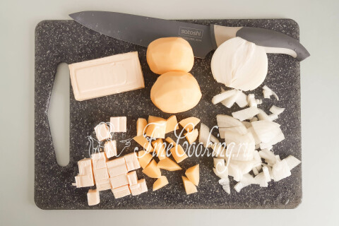 Суп-пюре с крапивой и плавленым сыром. Шаг 2