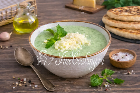Готовое блюдо: Суп-пюре с крапивой и плавленым сыром на тарелке