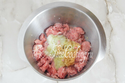 Свиные биточки с яблоками. Шаг 4