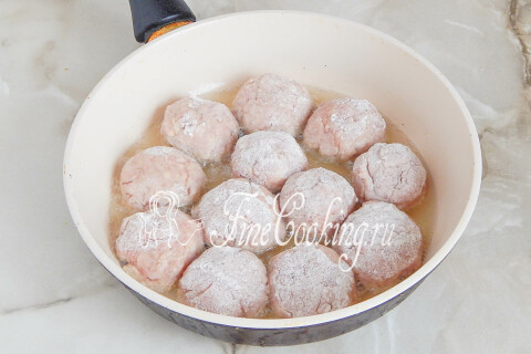 Свиные биточки с яблоками. Шаг 10