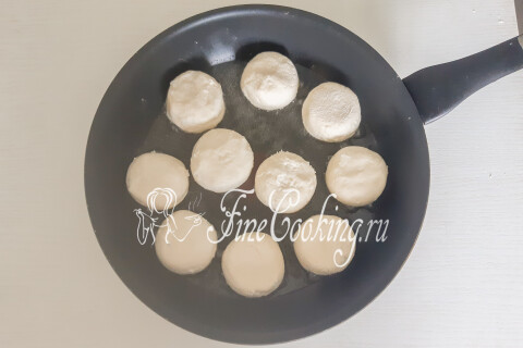 Сырники из рикотты на сковороде. Шаг 8