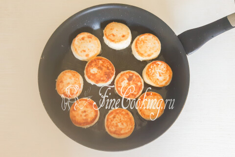 Сырники из рикотты на сковороде. Шаг 9