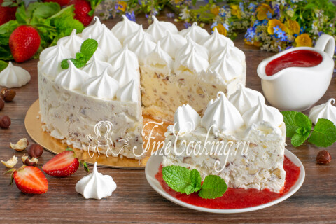Готовое блюдо: Торт-мороженое с безе, сливками и орехами