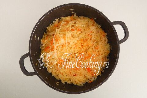 Тушеная капуста с сосисками. Шаг 7