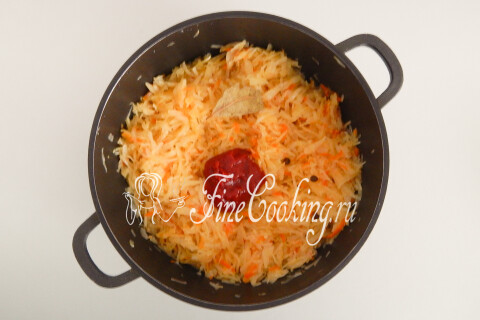 Тушеная капуста с сосисками. Шаг 8