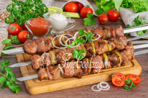Готовое блюдо: Вкусный и сочный шашлык из свинины с луком на мангале