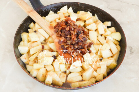 Яблочный штрудель из лаваша с орехами и изюмом. Шаг 8