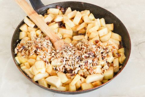 Яблочный штрудель из лаваша с орехами и изюмом. Шаг 10