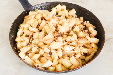 Яблочный штрудель из лаваша с орехами и изюмом. Шаг 11