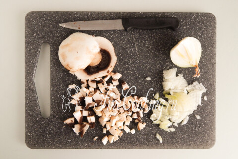 Яичные блинчики с курицей, грибами и сыром. Шаг 7