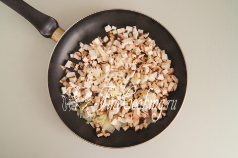 Яичные блинчики с курицей, грибами и сыром. Шаг 8