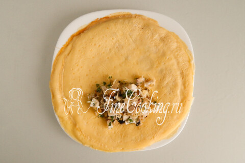 Яичные блинчики с курицей, грибами и сыром. Шаг 15