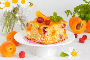 Заливной пирог с абрикосами и малиной