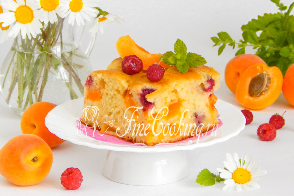 Заливной пирог с абрикосами и малиной