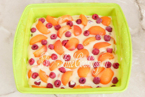 Заливной пирог с абрикосами и малиной. Шаг 9
