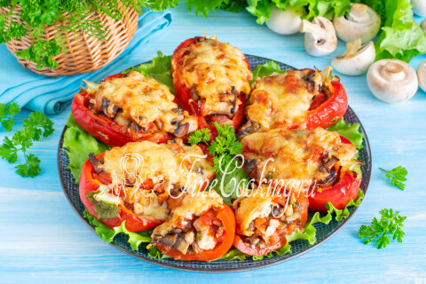 Готовое блюдо: Запеченный перец, фаршированный курицей и грибами