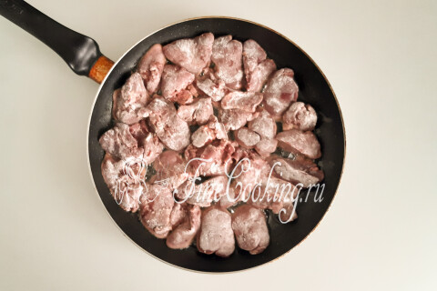 Жареная куриная печень с луком на сковороде. Шаг 7