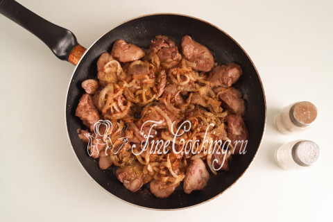 Жареная куриная печень с луком на сковороде. Шаг 10