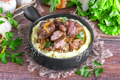 Готовое блюдо: Жареная куриная печень с луком на сковороде